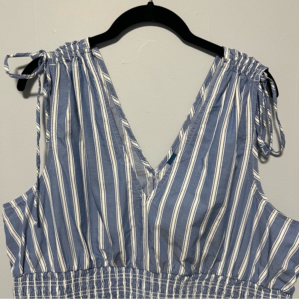 Old Navy V-Neck Tie Shoulder Smocked Tank Top Size XLarge - Picture 2 of 7